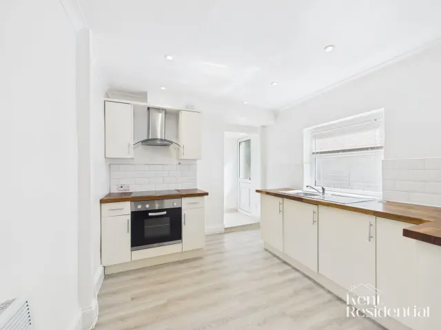 Luton Road, Chatham, ME4, photo 1