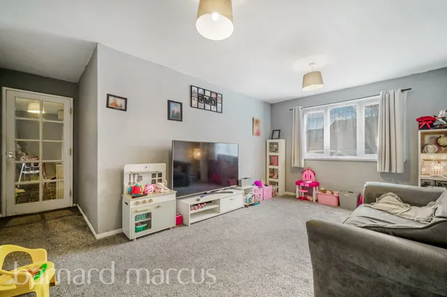 Redford Close, Feltham, TW13, photo 2