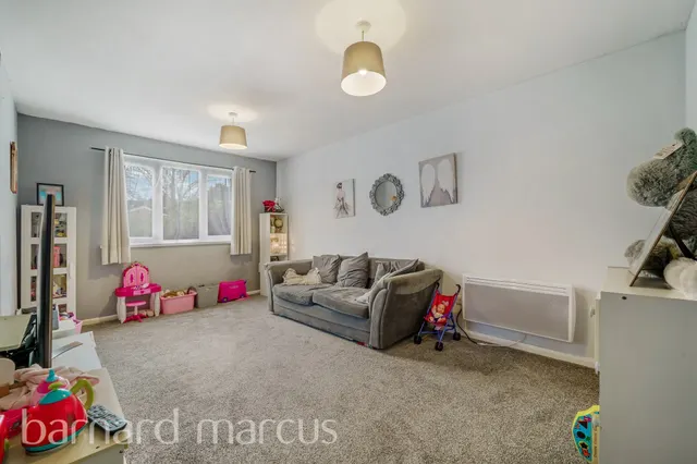 Redford Close, Feltham, TW13, photo 3