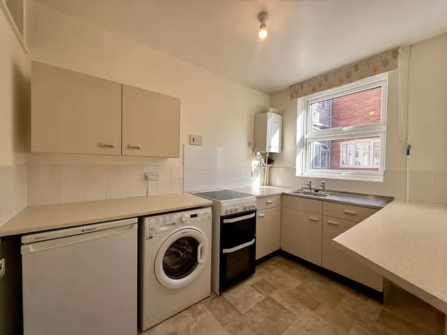 St Wulstan's Crescent, WR5, photo 2