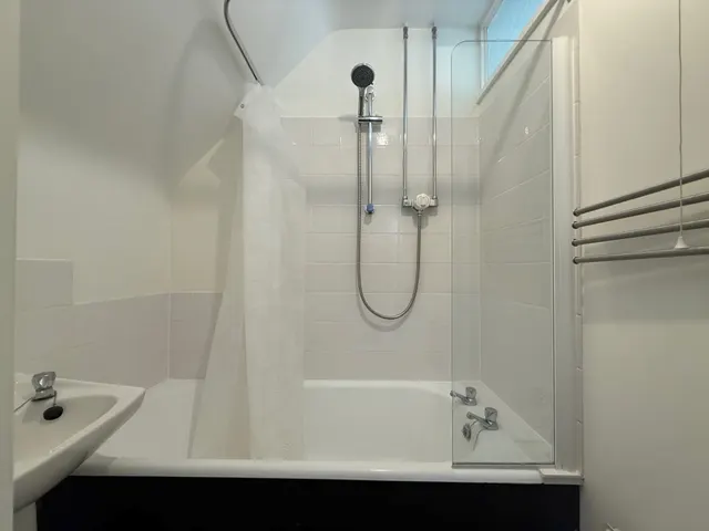 St Wulstan's Crescent, WR5, photo 3