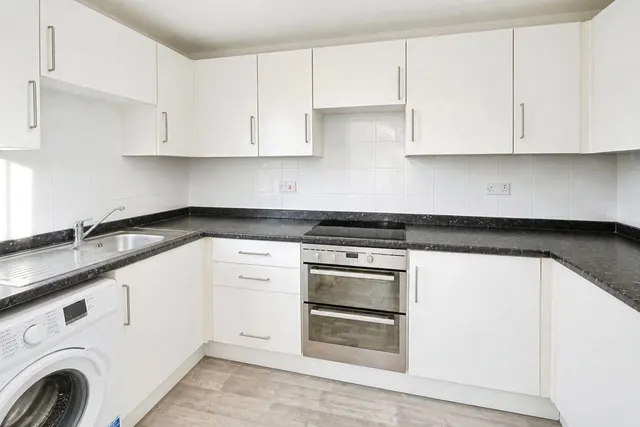 Albert Walk, Crowthorne, RG45, photo 2