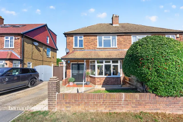Cumberland Drive, Chessington, KT9, photo 1