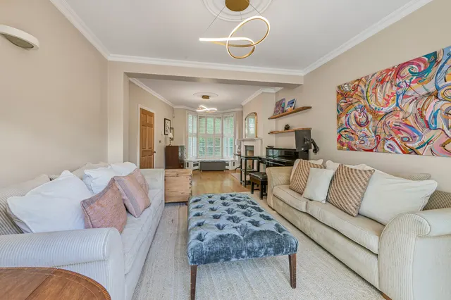 4 bedroom house — Lansdowne Way, London, SW8