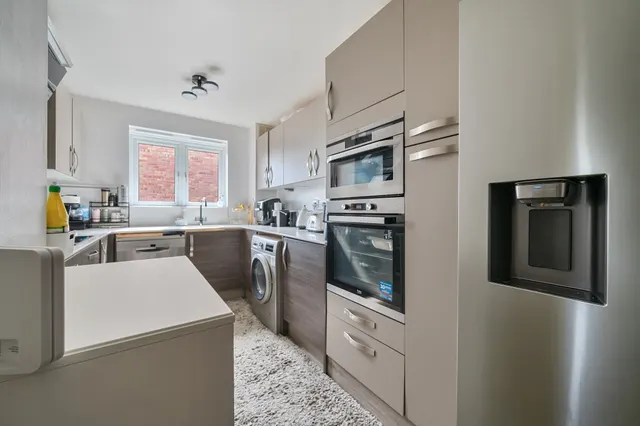 Photo 2 — 1 Turners Close, Whetstone, N20