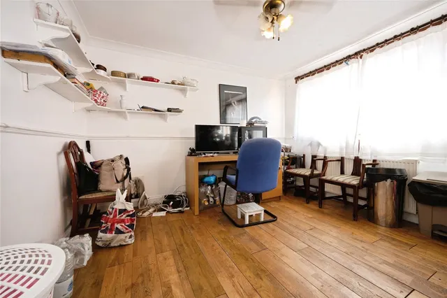 Photo 3 — Brendon Avenue, Luton, Bedfordshire, LU2