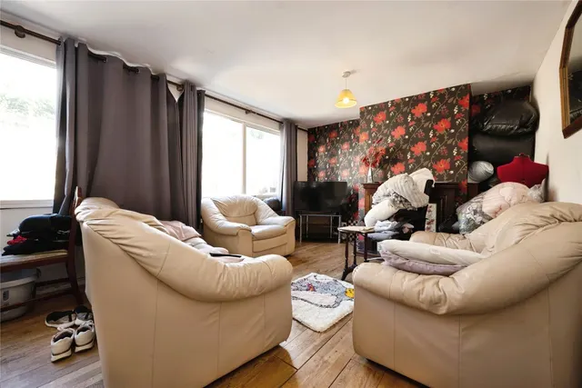 Photo 2 — Brendon Avenue, Luton, Bedfordshire, LU2