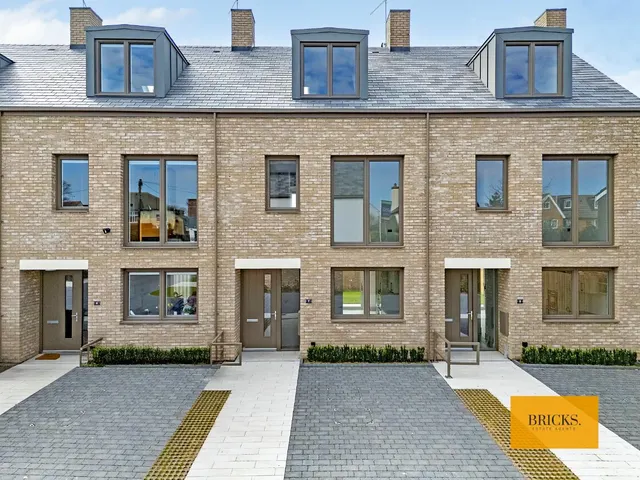 3 bedroom house — Bramling Cross Gardens, Epping, CM16 6RD