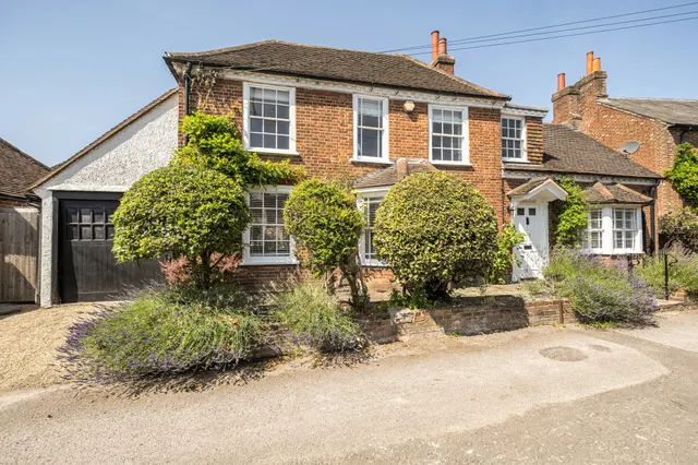 High Street, Merstham, RH1, photo 1