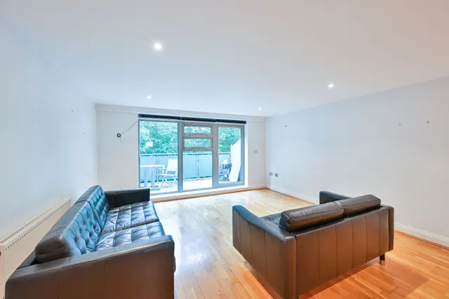 Photo 2 — 392 Rotherhithe Street