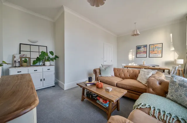 North Square, Knowle, PO17, photo 1