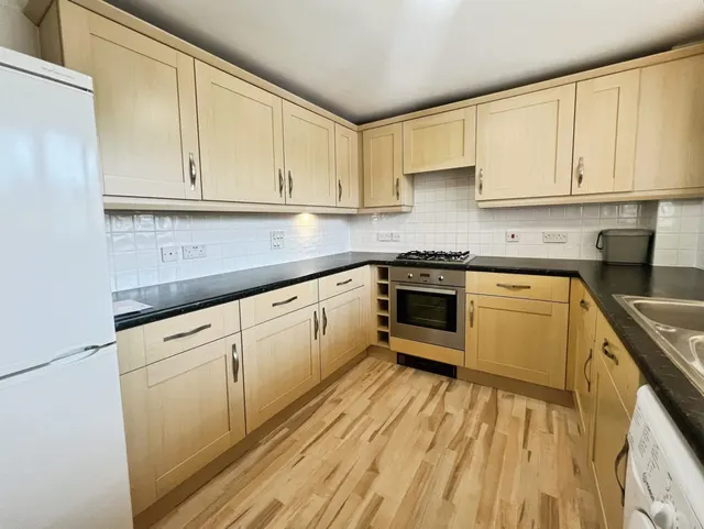 Photo 3 — Elvetham Rise, Chineham, Basingstoke, Basingstoke, RG24 8ET