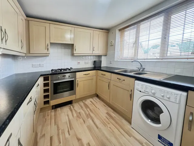 Photo 2 — Elvetham Rise, Chineham, Basingstoke, Basingstoke, RG24 8ET
