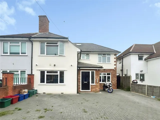 Wellington Avenue, Hounslow, TW3, photo 1