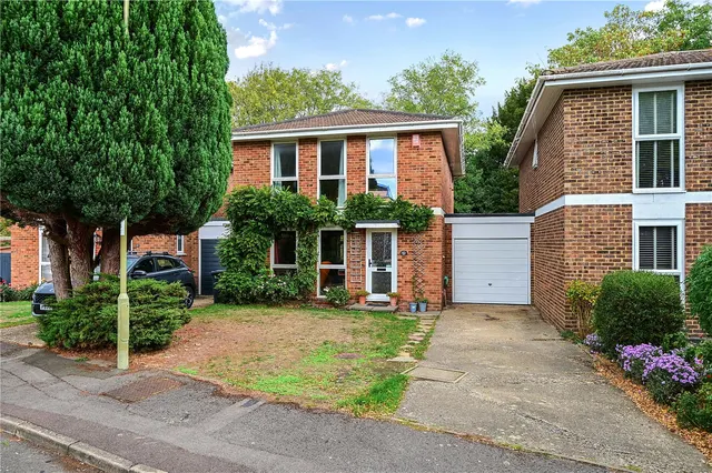 Wistaria Lane, Yateley, GU46, photo 1