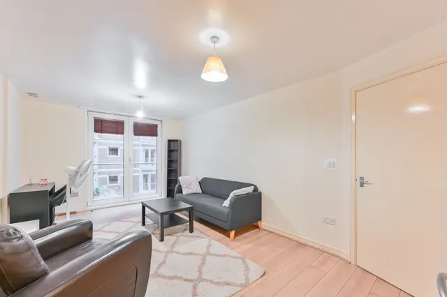 Photo 2 — Flat 10, 3 Salamanca Place, London