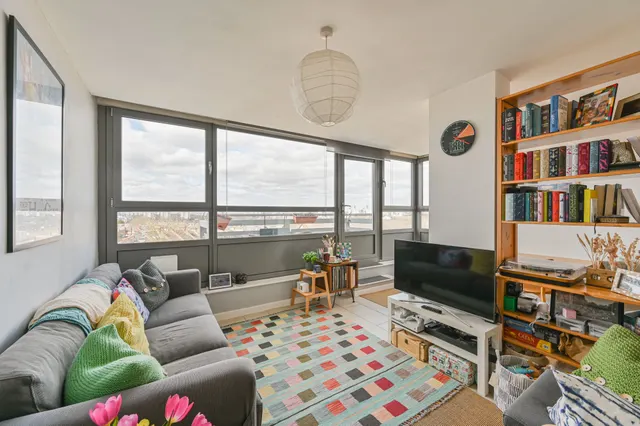 303 Courtenay House, 9 New Park Road, London, photo 1