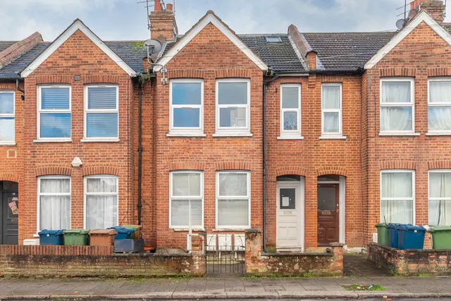 Flat 2, 84 Rosslyn Crescent, Harrow, photo 1