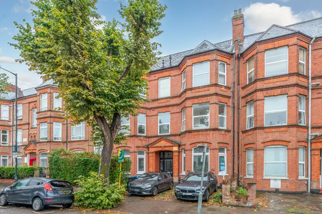 Photo 2 — 30b St Pauls Avenue, London
