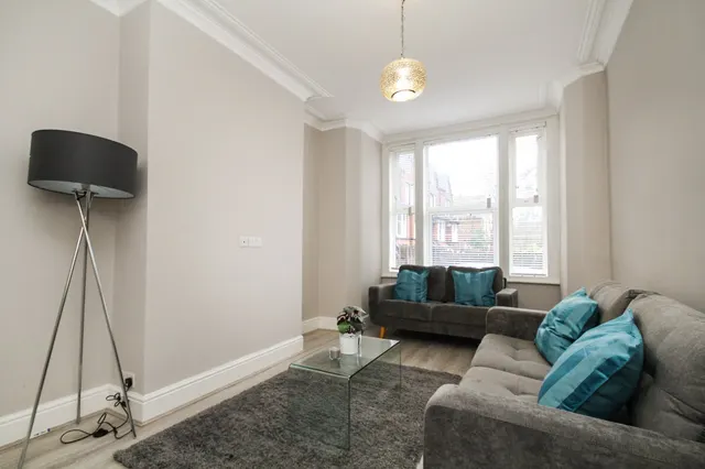 Brookfield Place, Far Headingley, LS6, photo 1