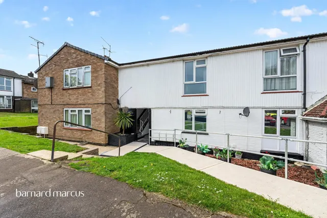 Long Walk, Epsom, photo 1