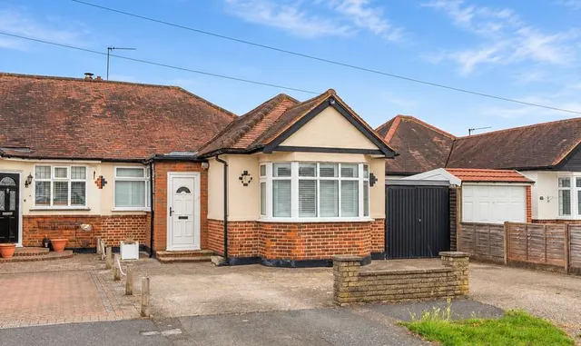 Percival Way, Epsom, KT19, photo 1