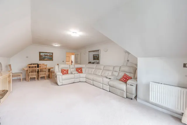 Pinner, HA5, photo 3