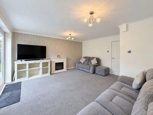 Whitethorn Close, Hednesford, WS12, photo 3