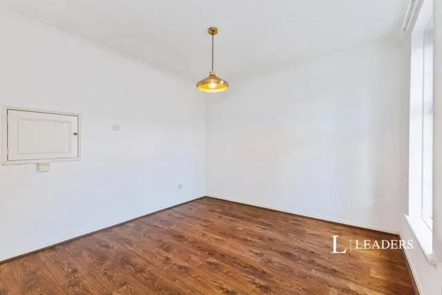 Mayfield Gardens, Hersham, KT12, photo 3
