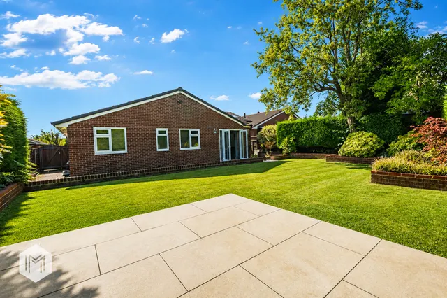 Mountbatten Close, Bury, BL9 8PU, photo 1