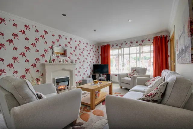 Photo 3 — Southgate Close, Willerby