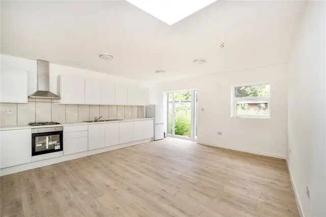 Wainfleet Avenue, Romford, RM5, photo 3