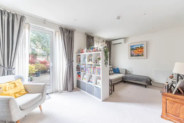 11 Ruskin Parade, Edgware, photo 1