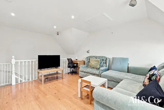 Photo 3 — Trelawney Place, Chafford Hundred, Grays, Essex, RM16 6DG