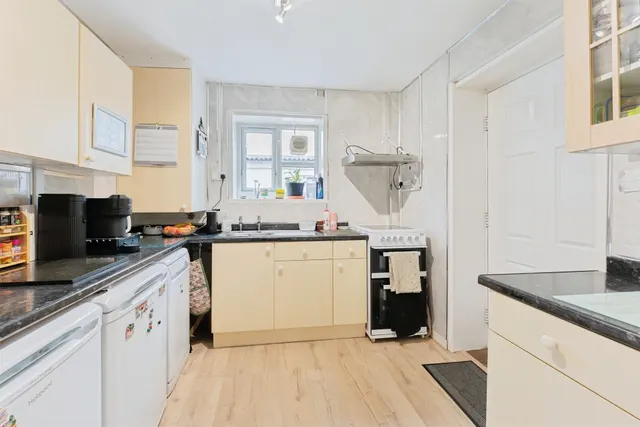 Mallory Road, Whitby, CH65, photo 3