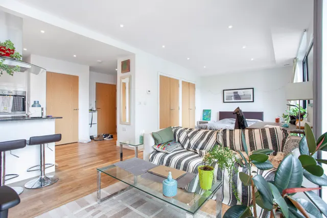Knaresborough Drive, London, SW18, photo 2