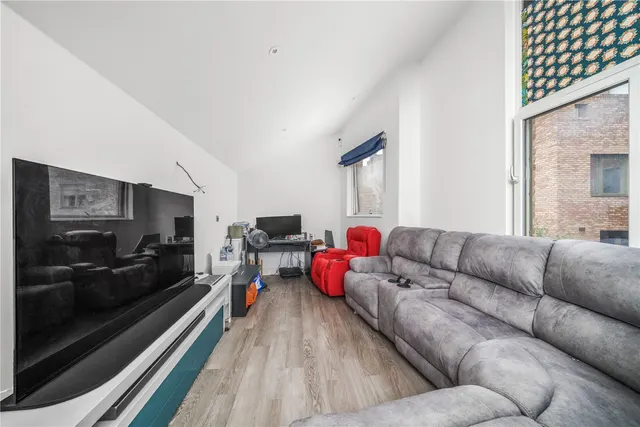 Photo 2 — Edgewood Mews, London, N3