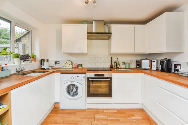 Holland Close, Chippenham, photo 1