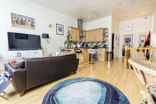 High Street, W3, photo 1