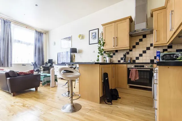 High Street, W3, photo 2