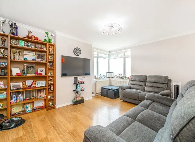 Photo 2 — Manor Vale, Brentford, TW8