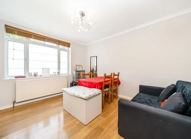 Photo 3 — Manor Vale, Brentford, TW8
