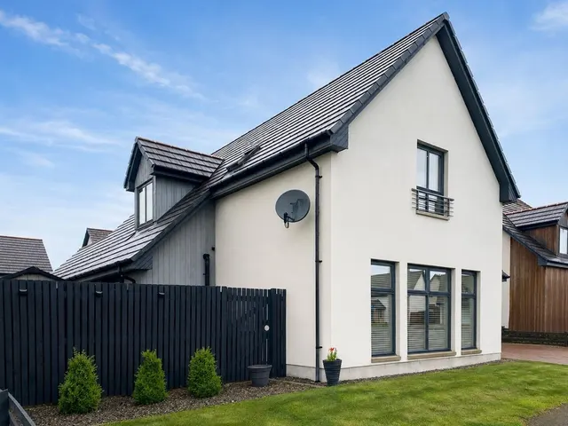 Photo 2 — Holyrood Drive, Elgin
