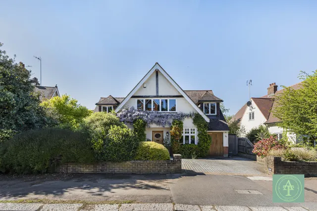 Photo 2 — Crescent West, Hadley Wood, EN4