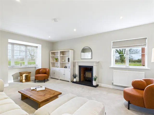 St James Place, East Bergholt, CO7, photo 2