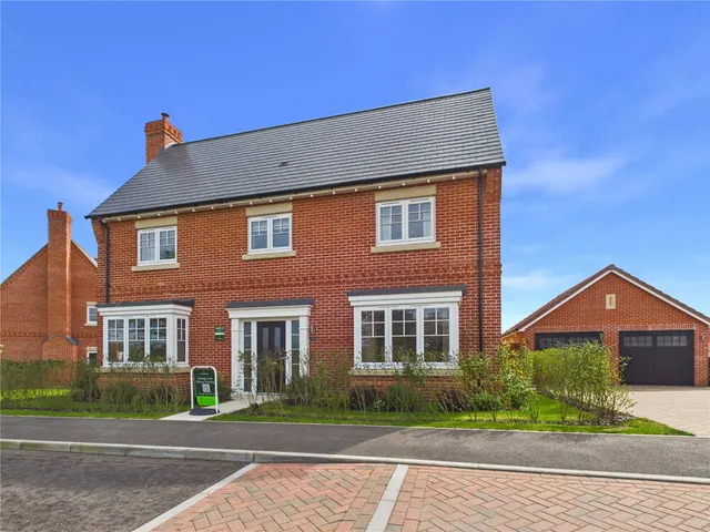 St James Place, East Bergholt, CO7, photo 1
