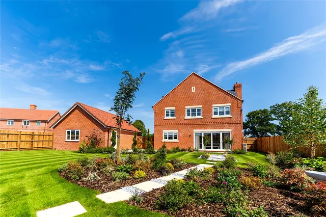 St James Place, East Bergholt, CO7, photo 1