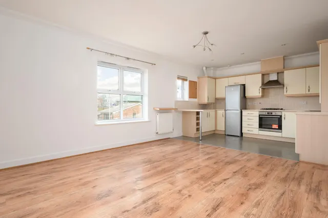 Photo 2 — Thornycroft Close, Newbury, RG14