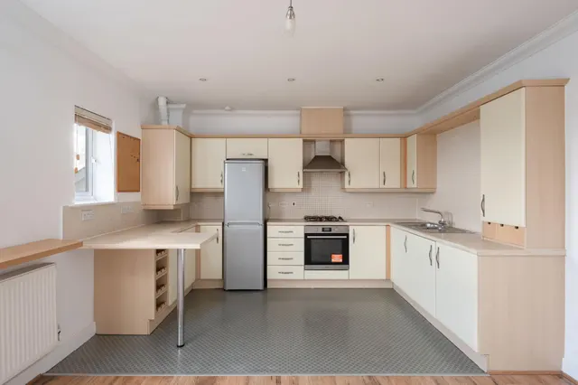Photo 3 — Thornycroft Close, Newbury, RG14