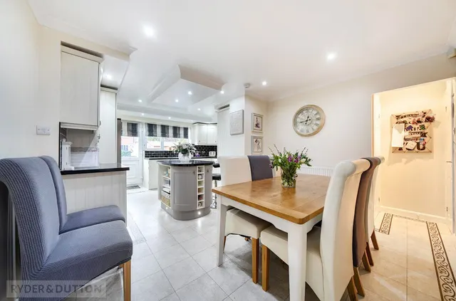 Sedgley Avenue, Buersil, OL16, photo 2